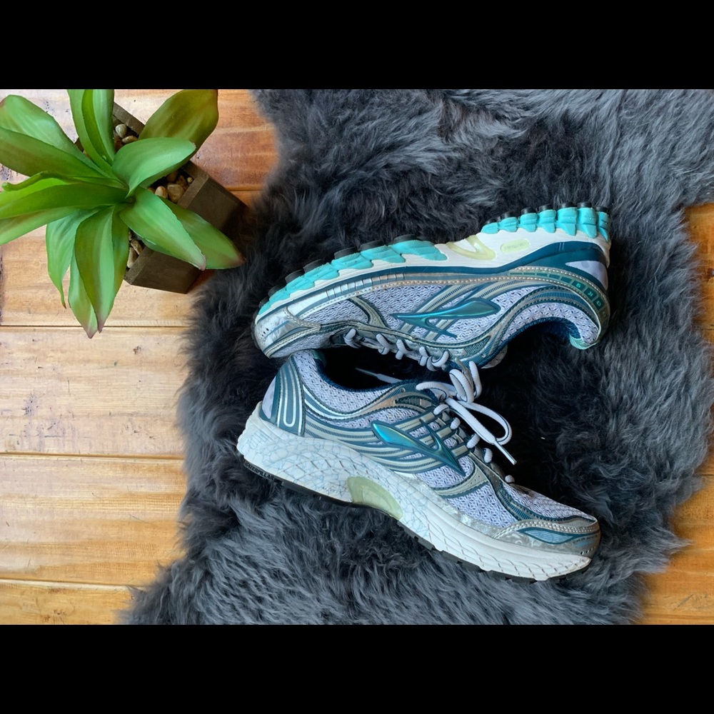 Brooks (Adaptable) running shoes size 9.5